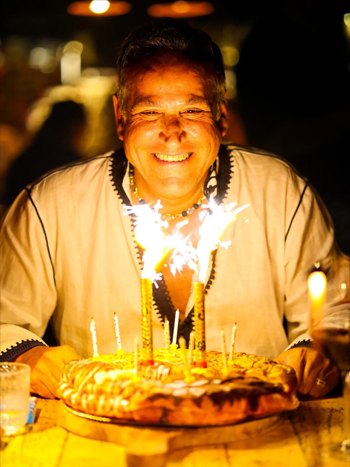 Aurelio Manzano celebrando con una ensaimada de Forn Can Bufí