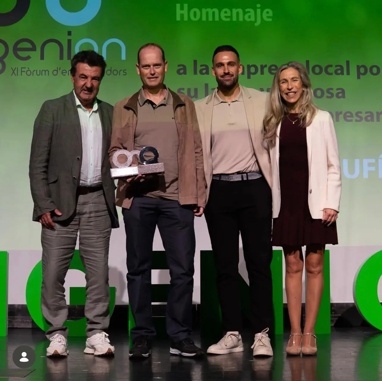 Equipo de Forn Can Bufí recogiendo un homenaje en un acto local