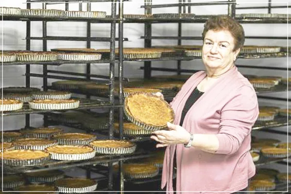 Pepa Ramon sosteniendo un flaó en el obrador de Forn Can Bufí