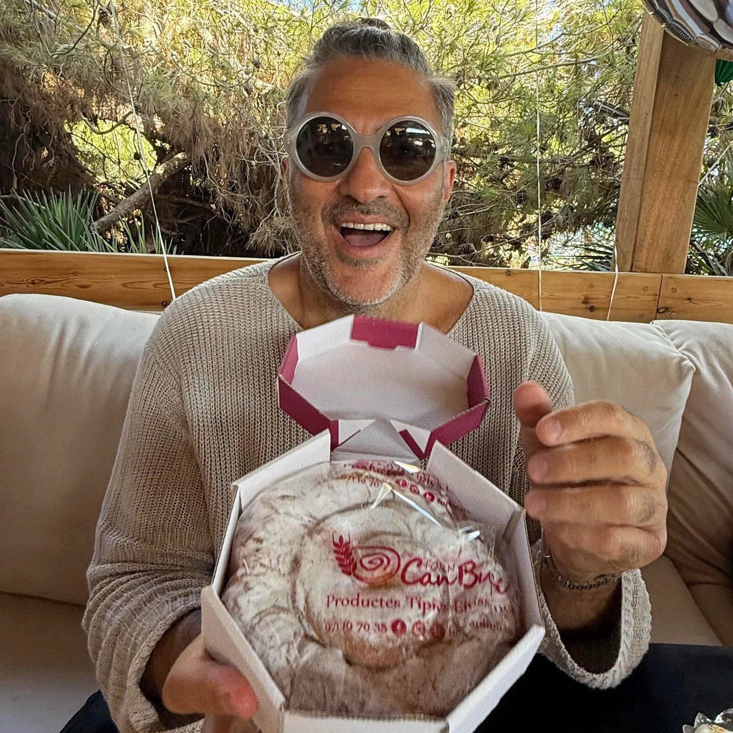 Wally Lopez con una ensaimada de Forn Can Bufí